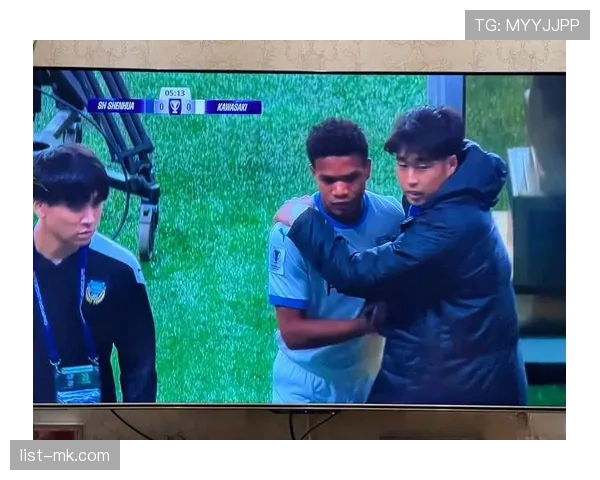 蹬踏动作是否构成红牌？裁判如何判定犯规严重性